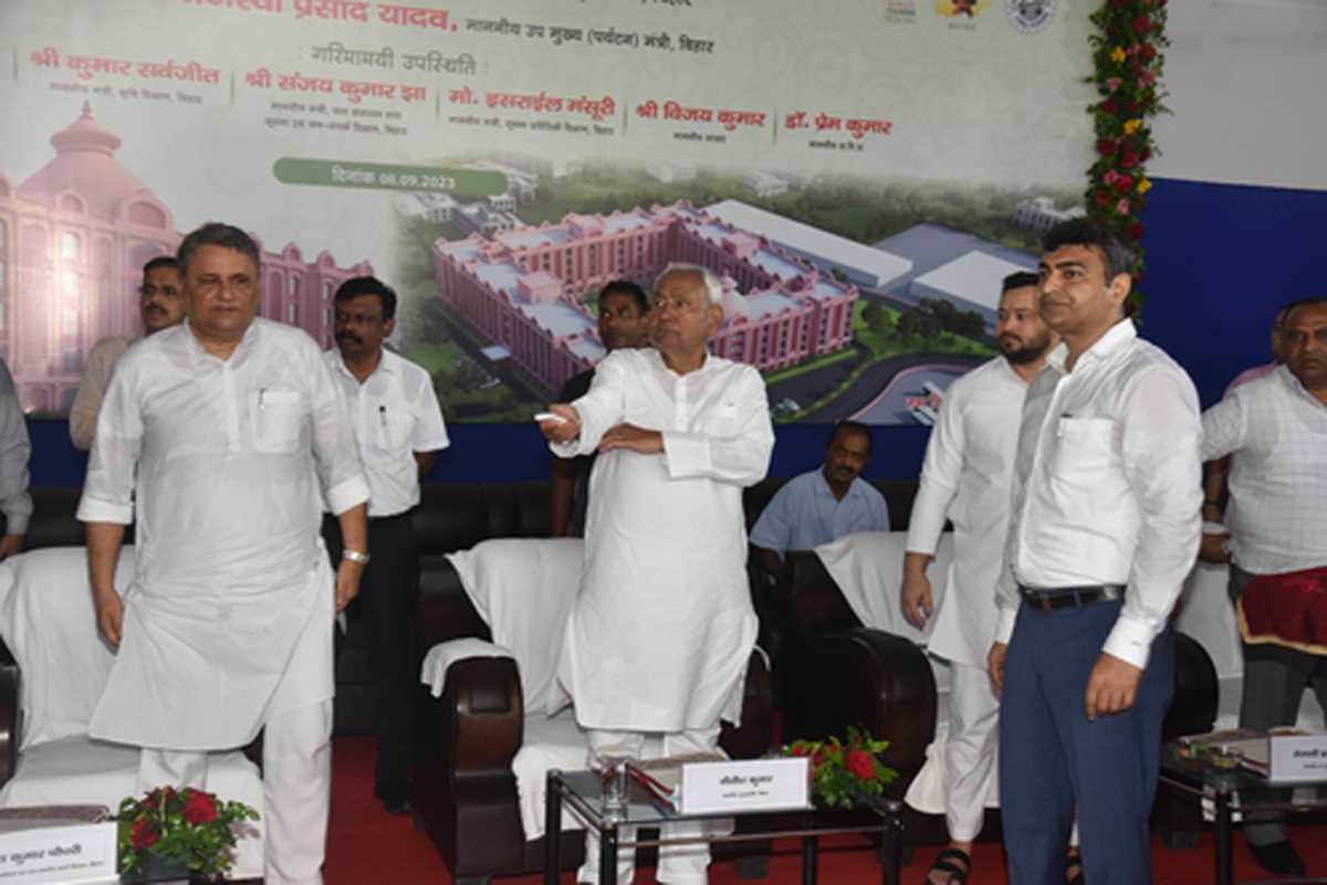 चिकित्सा के लिए मजबूरी में बिहार से बाहर जाने की जरूरत नहीं : नीतीश कुमार चिकित्सा के लिए मजबूरी में बिहार से बाहर जाने की जरूरत नहीं : नीतीश कुमार